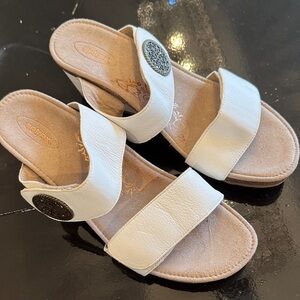 Aetrex White Sandals with Ornate Medallion
